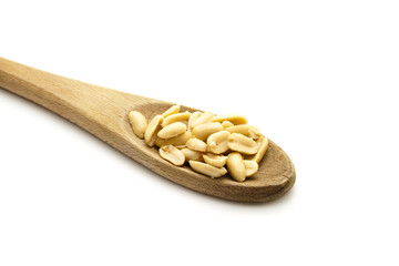 gesalzene Erdnüsse auf Holzlöffel