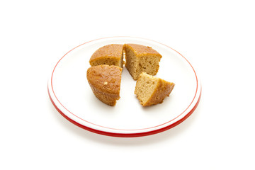 Frisch gebackener Kuchen auf Teller