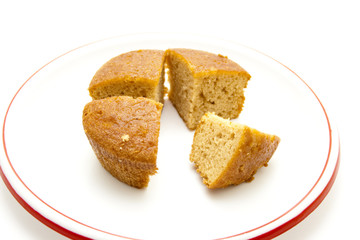 Frisch gebackener Kuchen auf Teller