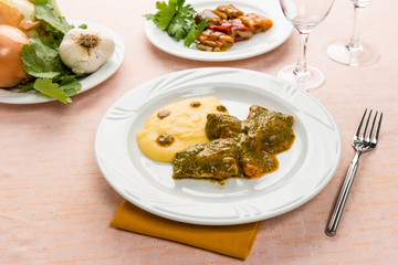 Pesce in salsa saporita con polenta
