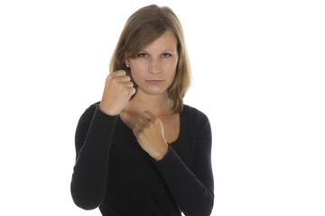 Frau mit geballten Fäusten