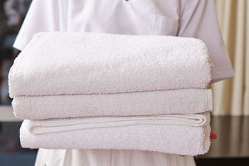 Zimmermädchen im Hotel mit Handtüchern