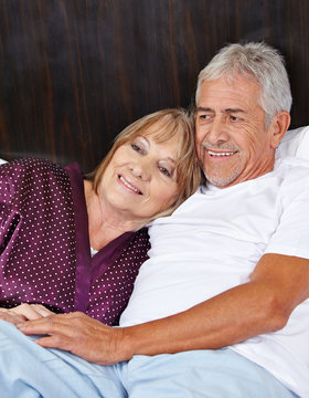 Verliebtes Seniorenpaar im Bett