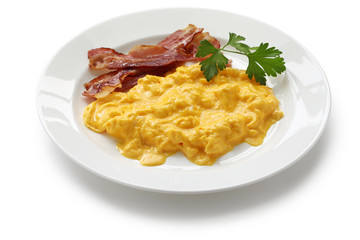 scrambled eggs with crispy bacon