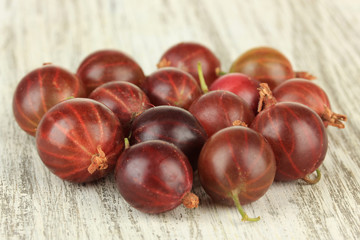 Obraz premium Fresh gooseberries on table close-up