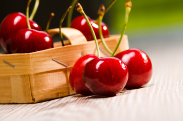 kirschen im körbchen