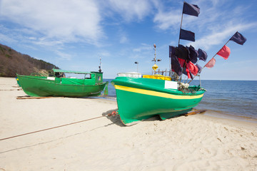 Fototapeta na wymiar kolorowe łodzie Fisher na bałtyckiej plaży