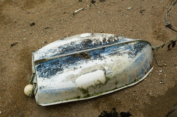 Petite embarcation retournée sur le sable