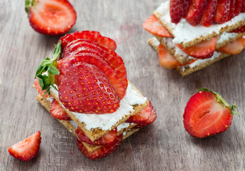 Crisp bread with goat cheese and strawberries