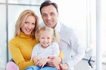 Obraz premium Family in dental clinic