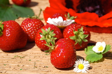 Erdbeeren auf Holzuntergrund