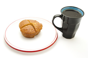 Kuchen mit Kaffee in Kaffeetasse