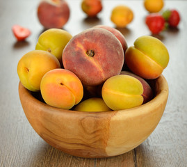 Peaches and apricots in a bowl