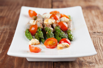 Grilled asparagus with prosciutto, moyyarella and cherrz tomatoe