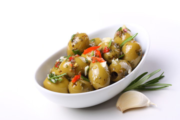 Marinierte grüne Oliven mit Kräutern und Knoblauch