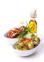 Marinierte getrocknete Tomaten und Oliven mit Olivenöl