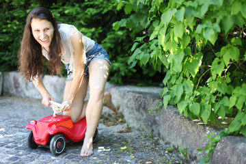 Mädchen auf Bobbycar
