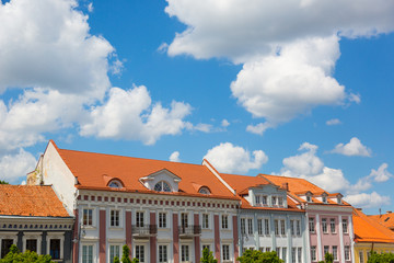 Fototapeta na wymiar Domy w Wilnie z nieba na tle