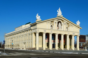Fototapeta na wymiar Building of drama theatre The city of Nizhny Tagil. Russia