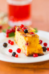 Cottage cheese pie with berries
