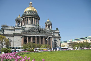 Obraz premium View of St. Isaac's Cathedral in St. Petersburg in spring.