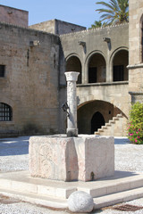 alter Brunnen in der Altstadt von Rhodos