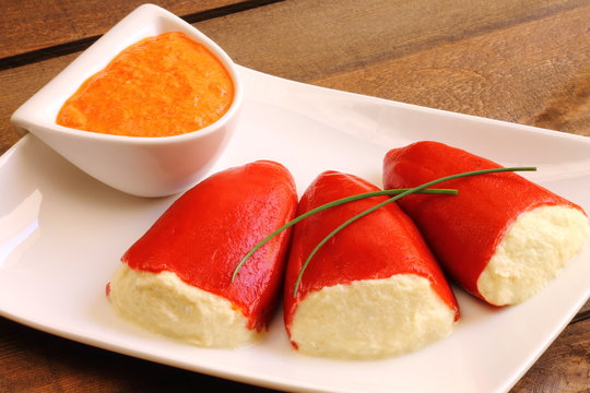 Pimientos del piquillo rellenos de bacalao