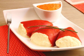 Pimientos del piquillo rellenos de bacalao