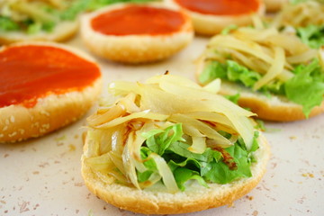 hamburger oignons salade