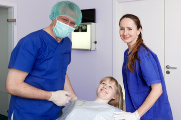 Obraz premium Confident dental surgeon, assistant and patient.