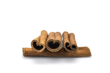 Palos de canela para aromatizar postres.