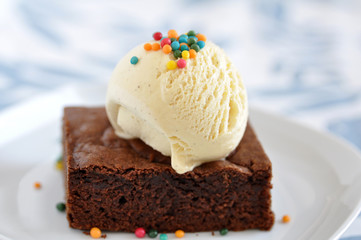 Schokoladenbrownie mit Vanilleeis