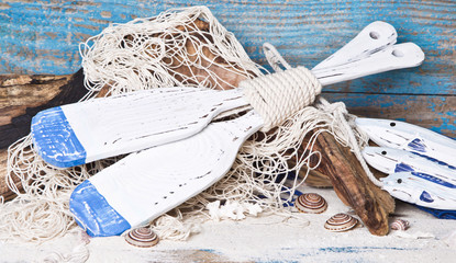 Dekoration im Navi Style in Blau mit Paddeln - maritim