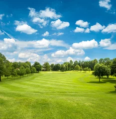 Foto auf Acrylglas Land grünes Golffeld und blauer bewölkter Himmel