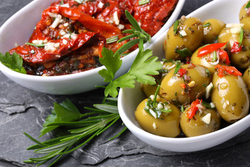 Fototapety  Przystawki śródziemnomorskie - marynowane oliwki i pomidory