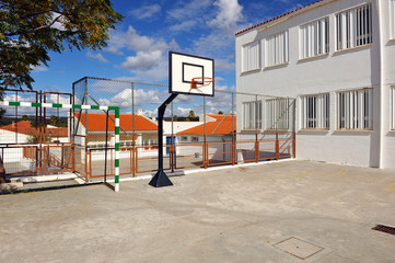 Naklejka premium Cancha de basket en la escuela