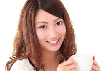 コーヒーを飲む若い女性