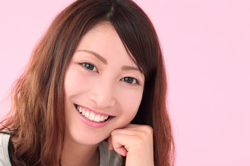 Fototapeta premium 笑顔の若い女性