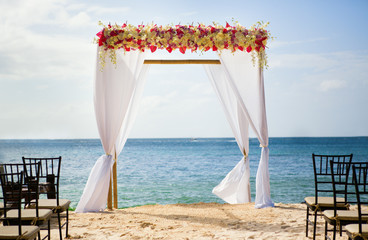 Fototapeta na wymiar Beautiful wedding arch on the beach