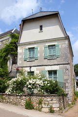 Fototapeta na wymiar Wohnhaus im berühmten Rosendorf Chedigny in Westfrankreich