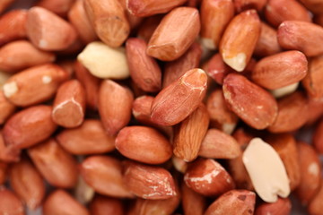 Fototapeta premium pile of peanuts on white background