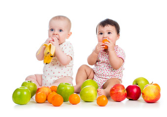 babies eating fruits © Oksana Kuzmina