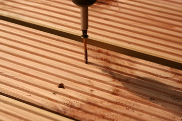 Schraube in Holz schrauben