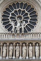 Fototapeta na wymiar Rosace et statues de la façade de Notre Dame de Paris