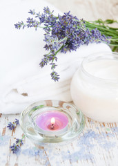 Obraz na płótnie Canvas moisturizing cream with lavender