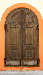 Obraz premium Old wooden doors in Andechs monastery as background