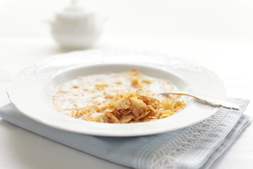 cereal breafast, corn flake and milk