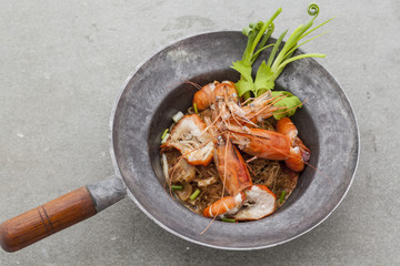 Baked king prawn vermicelli with soya sauce in hot pot.