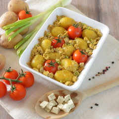 Kartoffelauflauf mit Kräutertofu und Tomaten