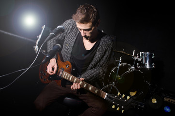 Obraz premium Man playing guitar during concert